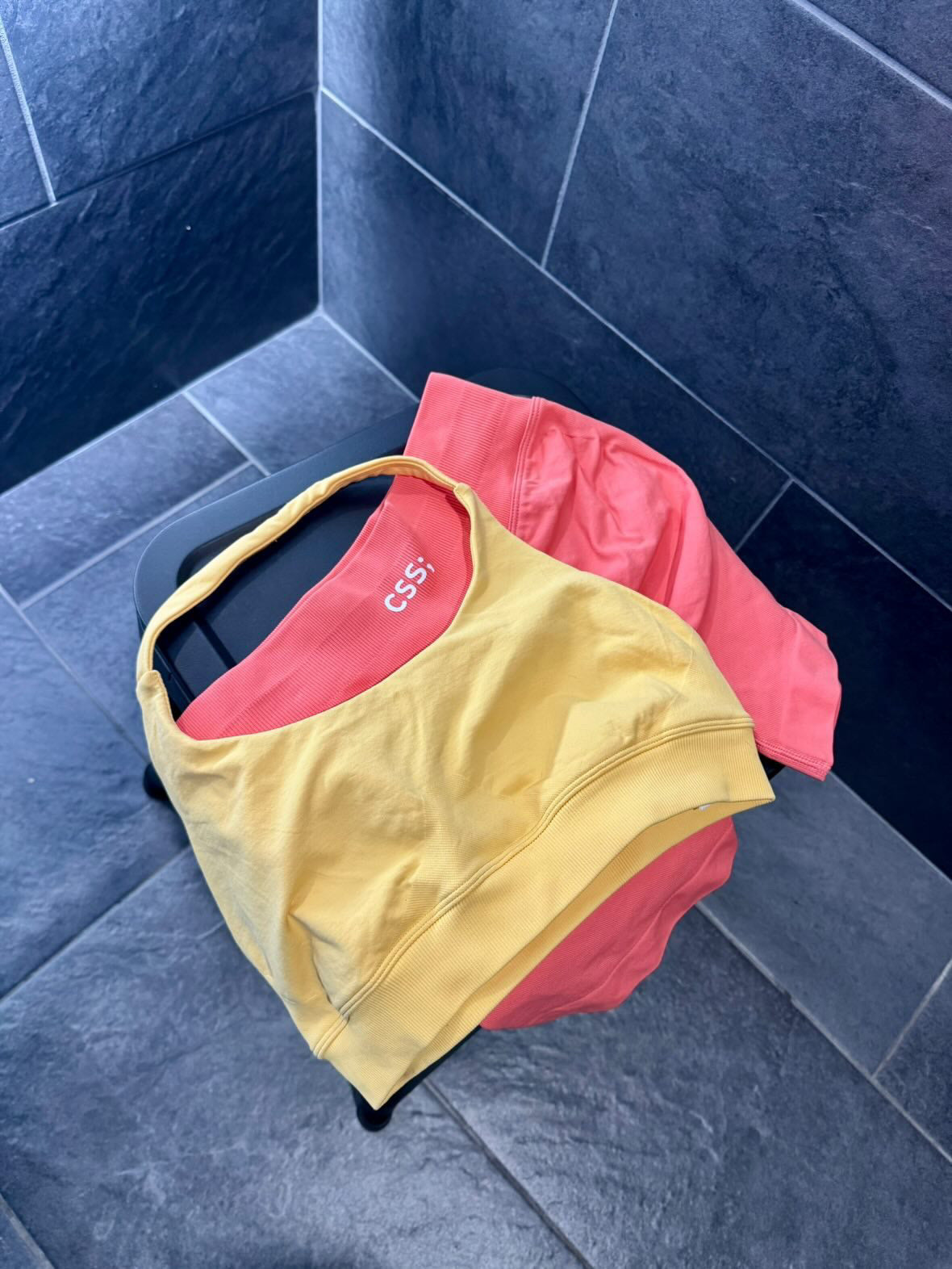 Seamless sports bra in yellow